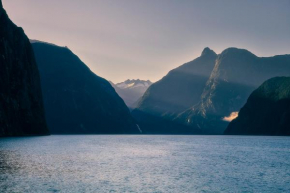 Отель Milford Sound Overnight Cruise - Fiordland Discovery  Милфорд-Саунд